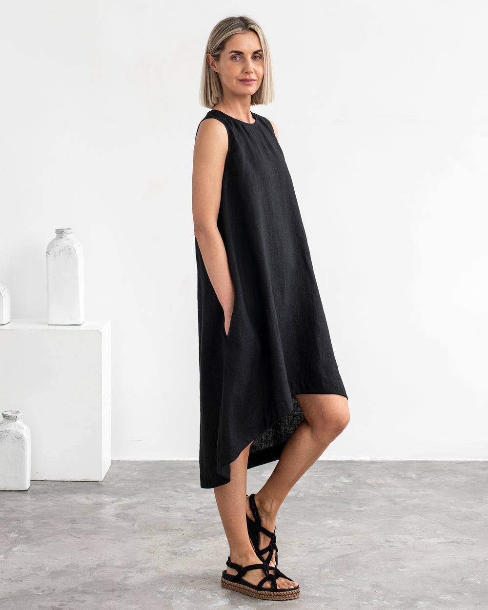 Vestido midi casual sin mangas con bajo asimétrico y estilo moderno