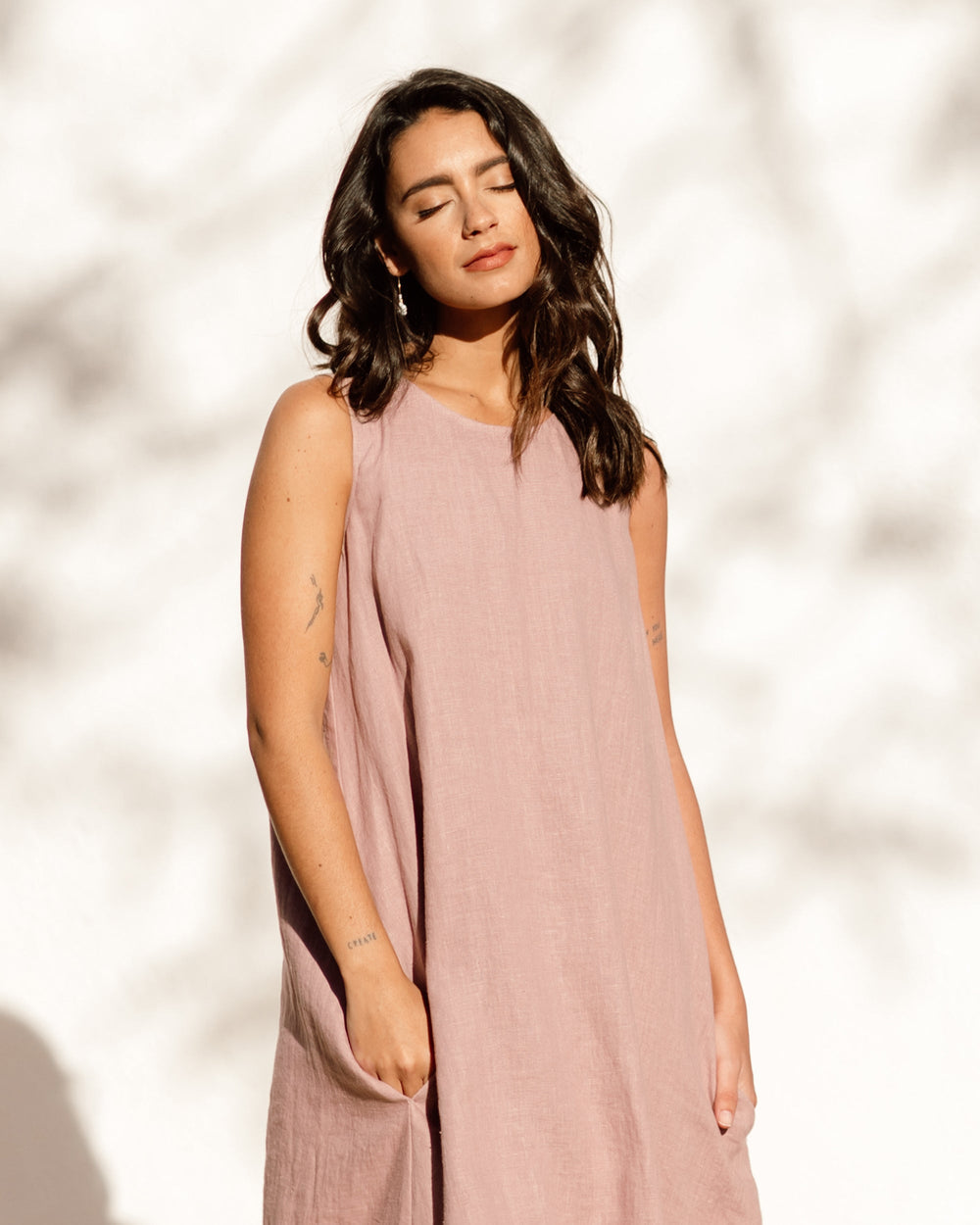 Vestido midi casual sin mangas con bajo asimétrico y estilo moderno