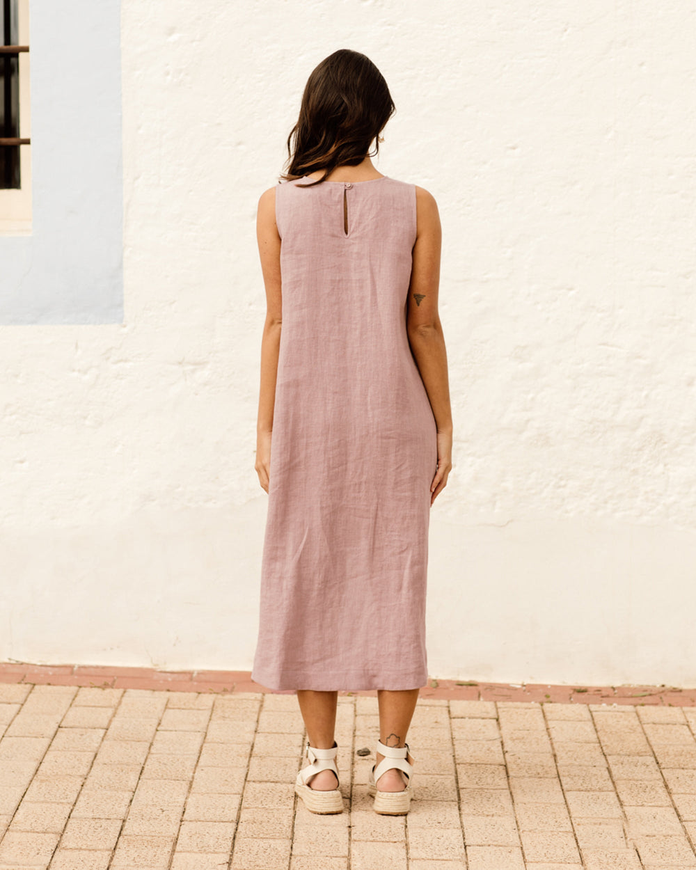 Vestido midi casual sin mangas con bajo asimétrico y estilo moderno
