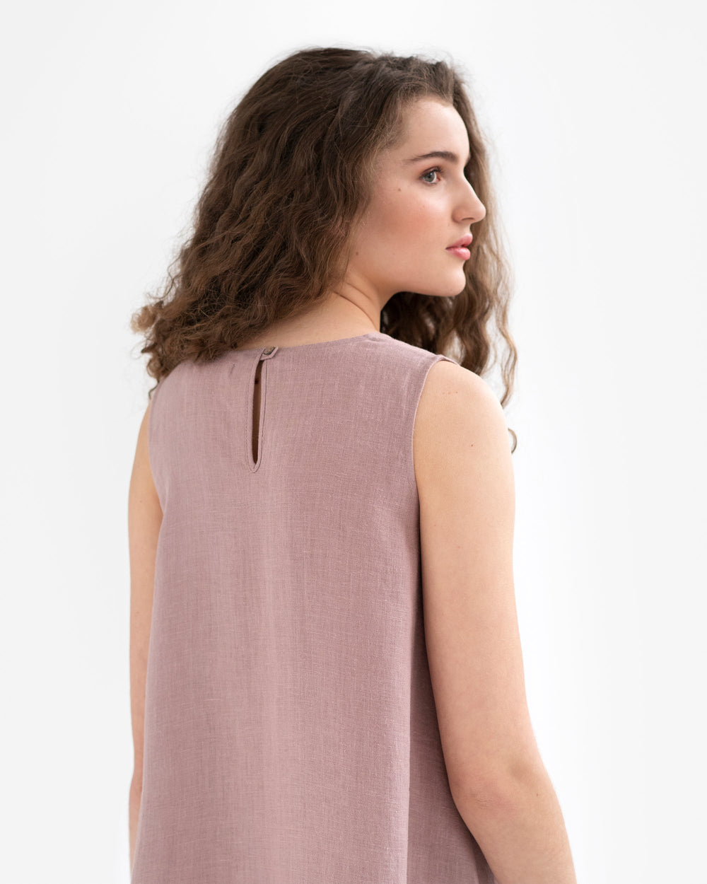 Vestido midi casual sin mangas con bajo asimétrico y estilo moderno