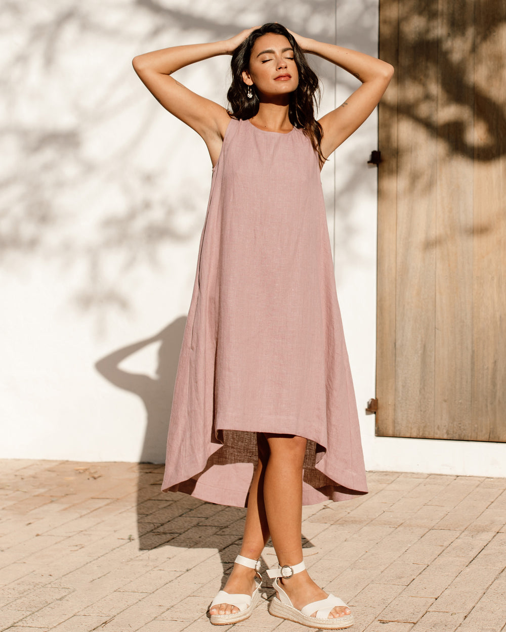 Vestido midi casual sin mangas con bajo asimétrico y estilo moderno