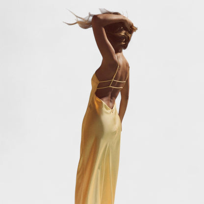 Alba – Vestido Satén de Espalda Abierta