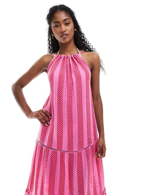 Vestido de playa largo estilo halter para un mira veraniego elegante