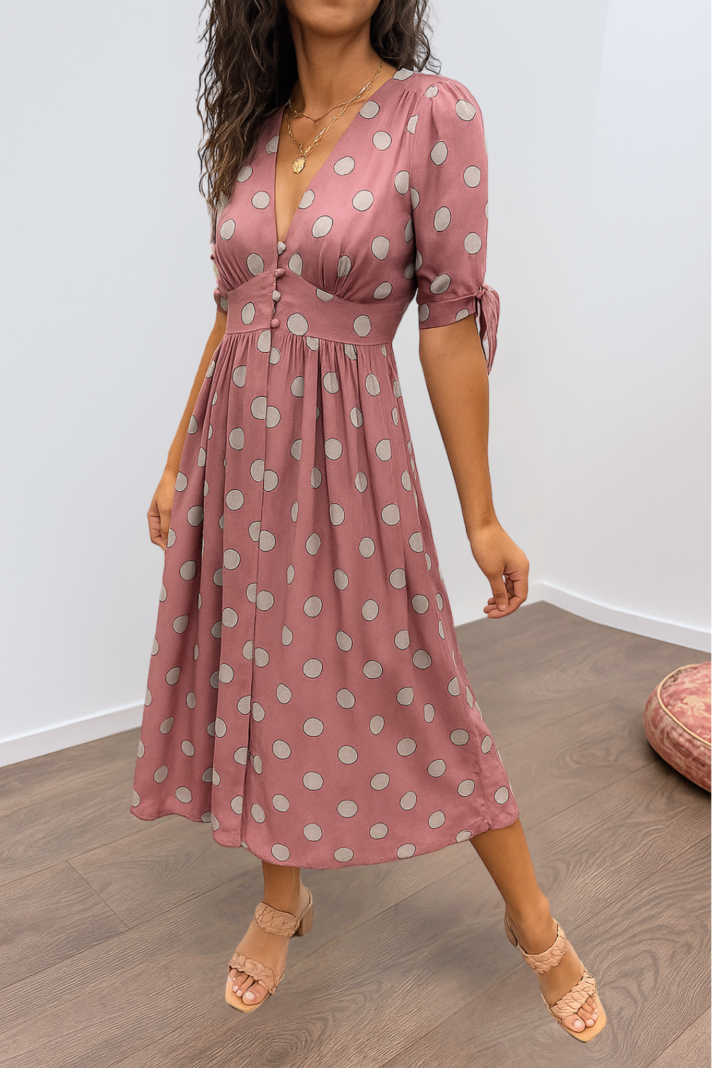 Brigitte™ | Elegante vestido de lunares con escote en V