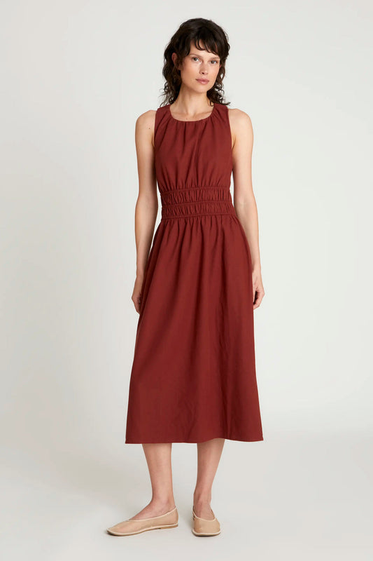 Vestido midi casual con espalda cruzada y estilo moderno