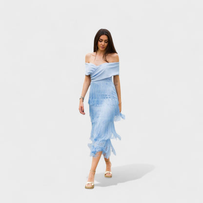 Azura – Vestido con flecos celestes y escote elegante