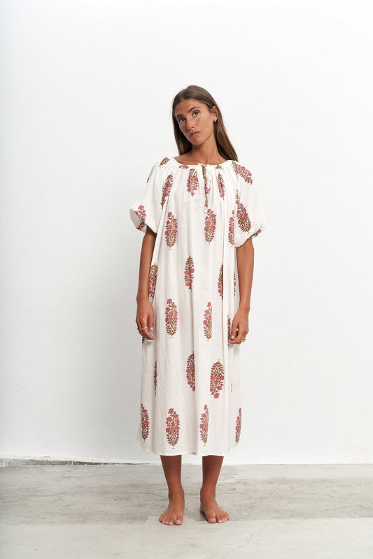 Vestido midi amplio con mangas cortas abullonadas y diseño elegante