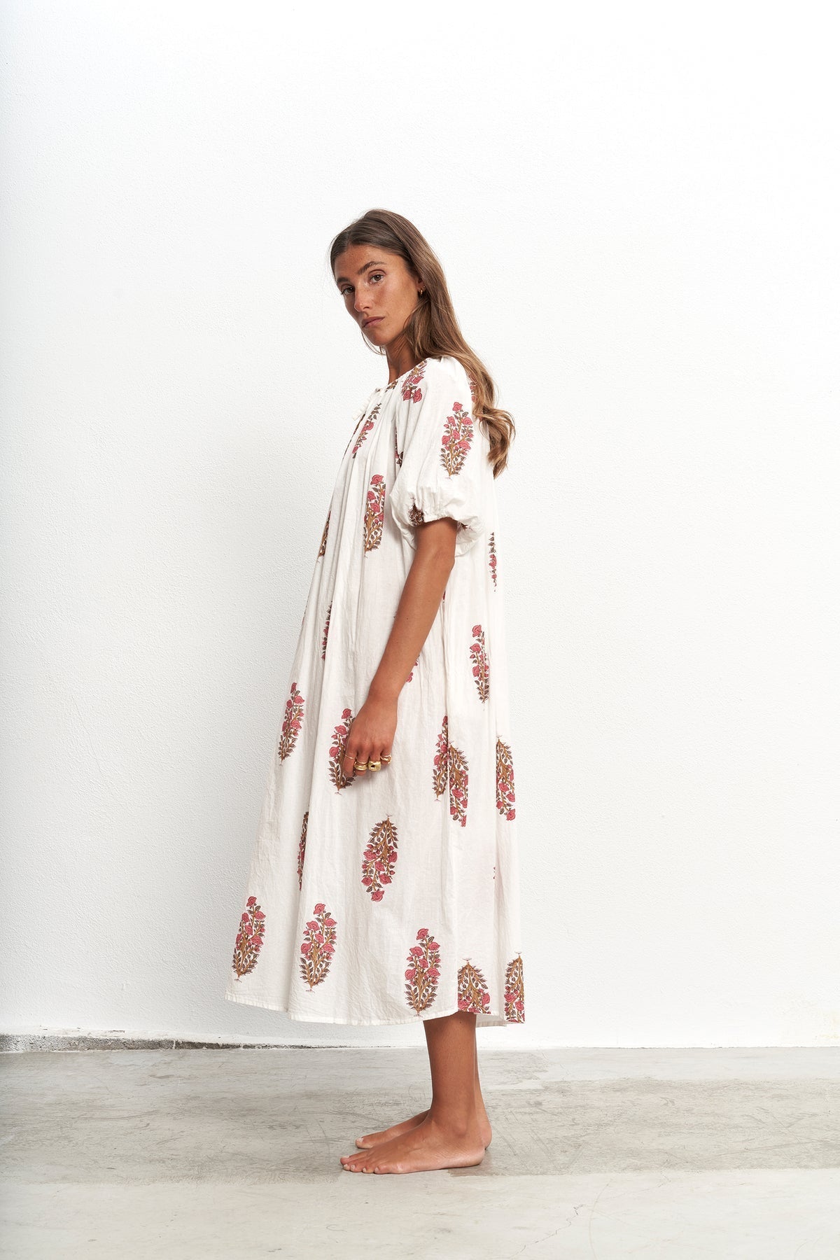 Vestido midi amplio con mangas cortas abullonadas y diseño elegante