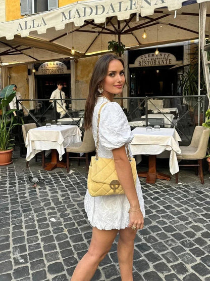 Vestido corto elegante con mangas abullonadas y detalles románticos