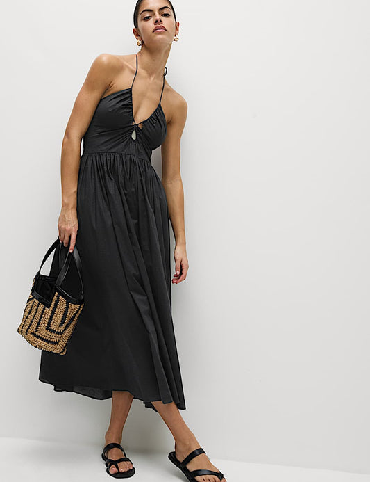 Vestido largo de playa con cuello halter y diseño veraniego elegante