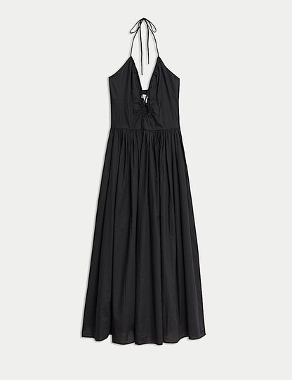 Vestido largo de playa con cuello halter y diseño veraniego elegante