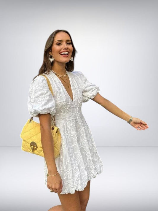 Vestido corto elegante con mangas abullonadas y detalles románticos