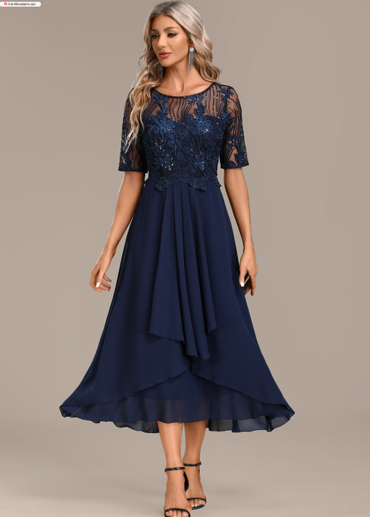 Vestido de encaje azul marino con mangas cortas y cuello redondo
