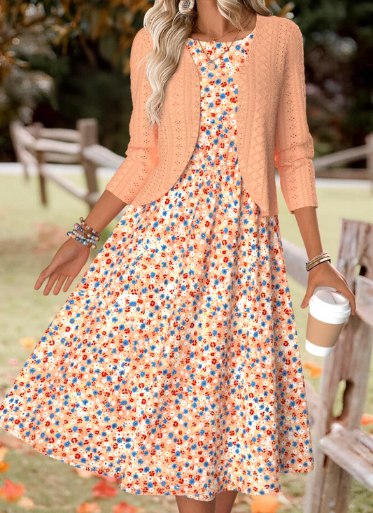 Vestido naranja con estampado de flores y mangas largas y chaleco