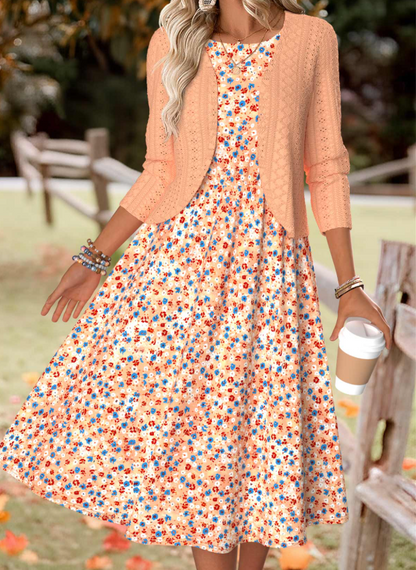 Vestido naranja con estampado de flores y mangas largas y chaleco