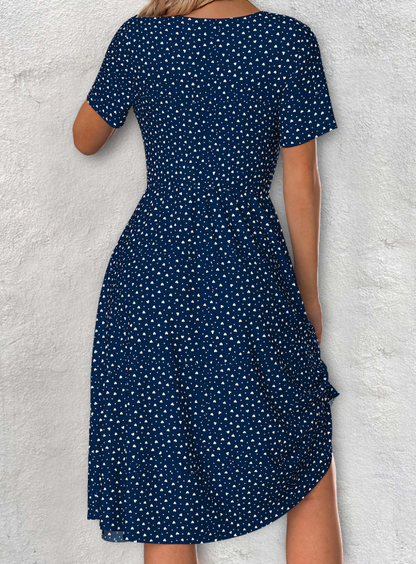Vestido azul marino con mangas cortas, escote en V y estampado de lunares