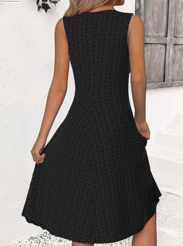 Vestido negro sin mangas con volantes y cuello redondo