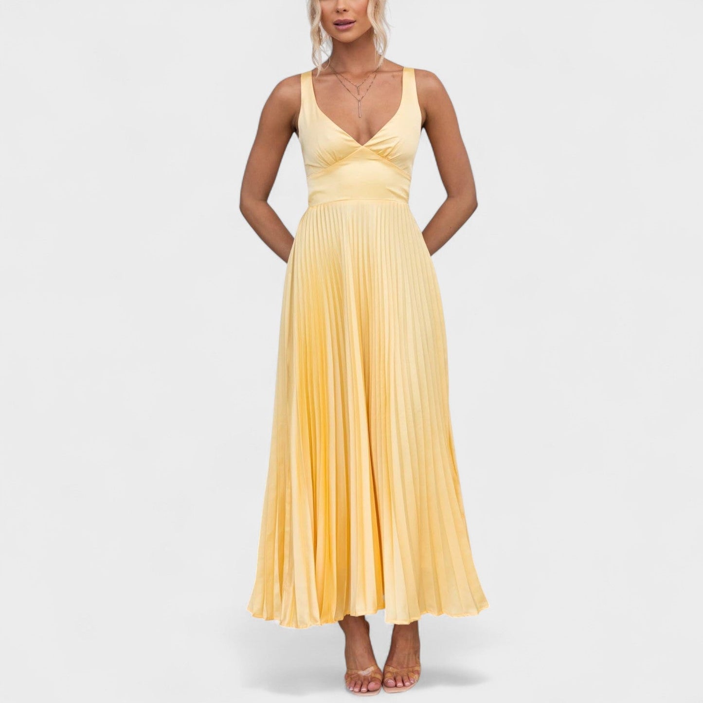 Solène – El vestido plisado que ilumina cada paso
