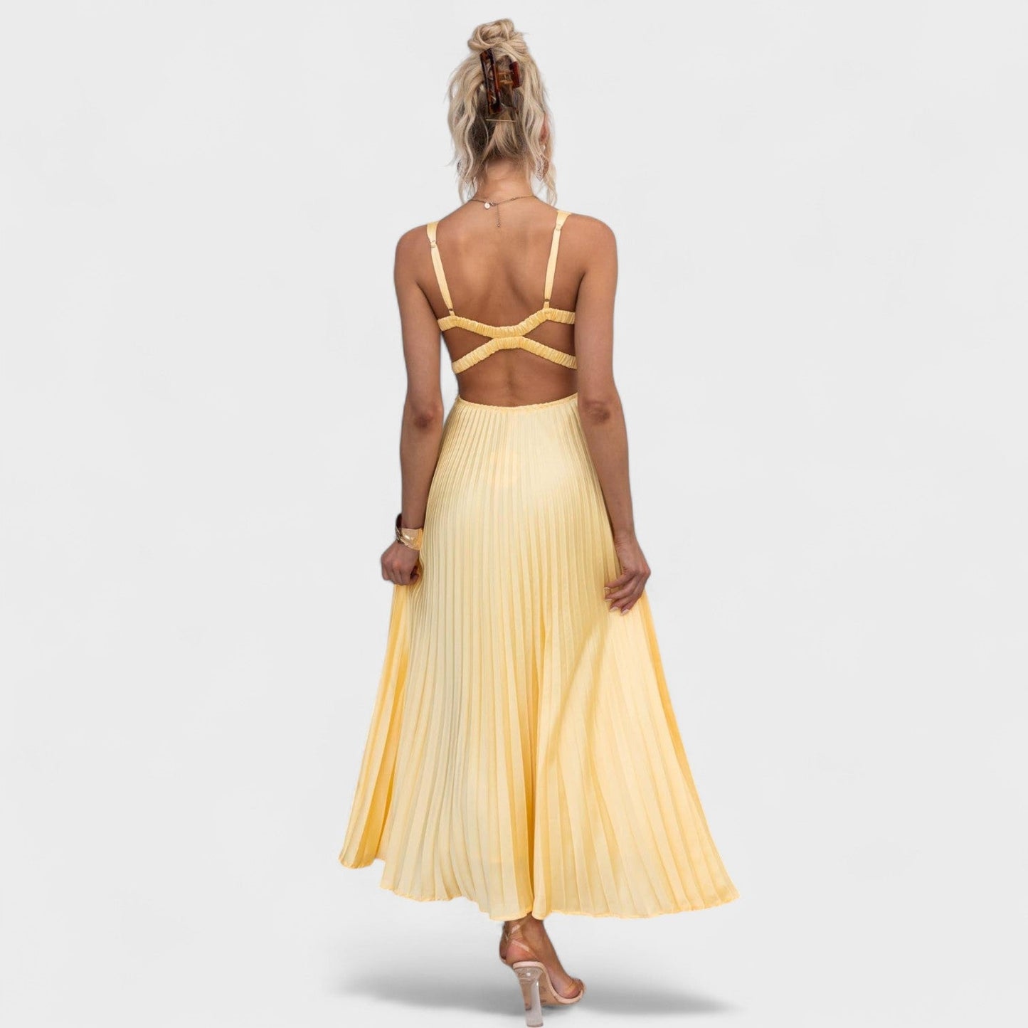 Solène – El vestido plisado que ilumina cada paso