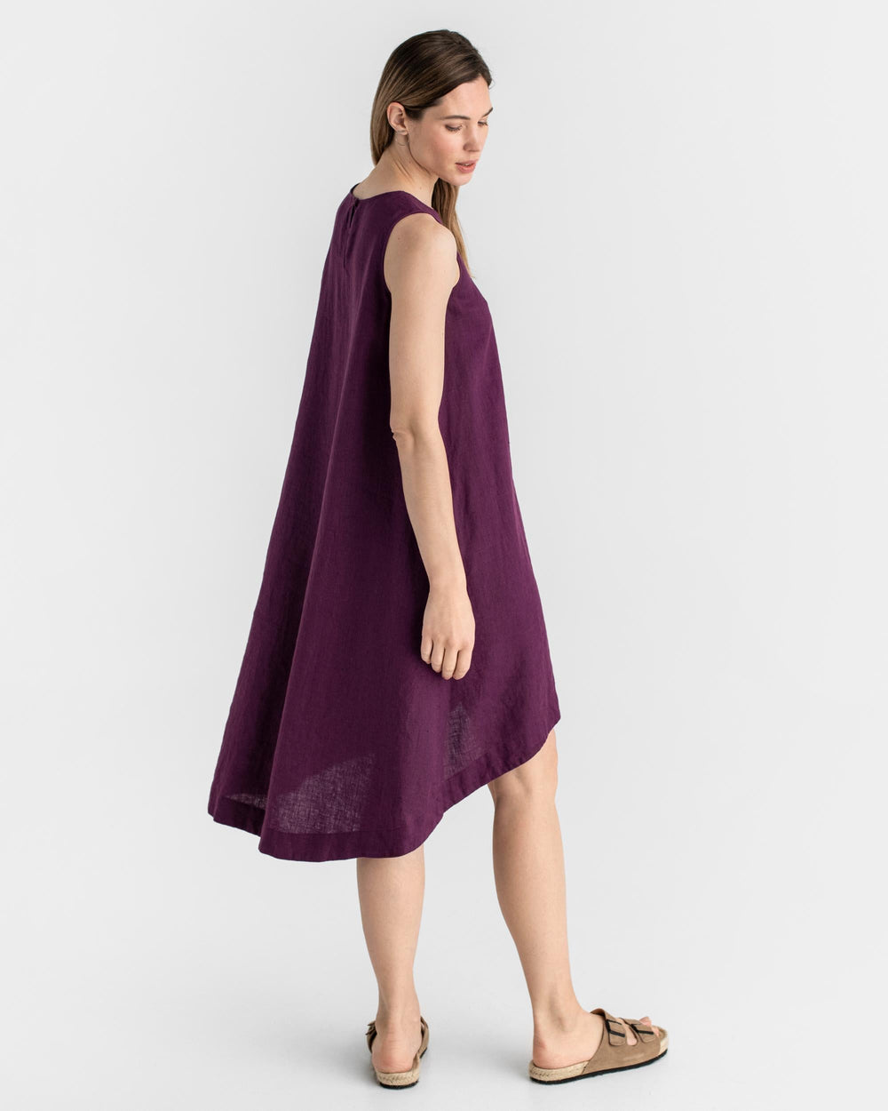 Vestido midi casual sin mangas con bajo asimétrico y estilo moderno