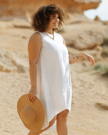 Vestido midi casual sin mangas con bajo asimétrico y estilo moderno