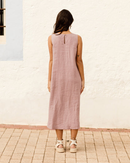 Vestido midi casual sin mangas con bajo asimétrico y estilo moderno